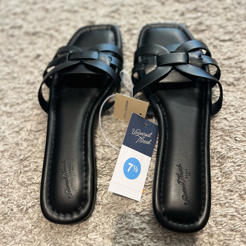 Universal Thread Edna sandals in black